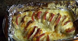 Chicken breast in a cheese coat with tomatoes and onions Juicy chicken breasts in the oven with cheese