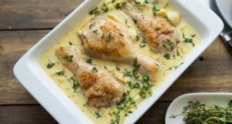 Recipes for chicken in sour cream sauce in a frying pan with garlic, mushrooms, cheese